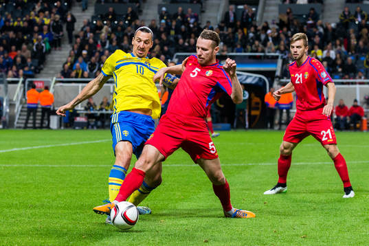 Sveriges Zlatan Ibrahimovic i kamp om bollen med Moldaviens