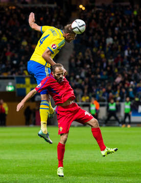 Sveriges Andreas Granqvist i en nickduell med Moldaviens