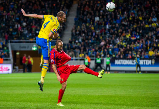 Sveriges Andreas Granqvist i en nickduell med Moldaviens