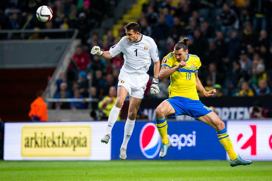 Moldaviens målvakt Ilie Cebanu och Sveriges Zlatan