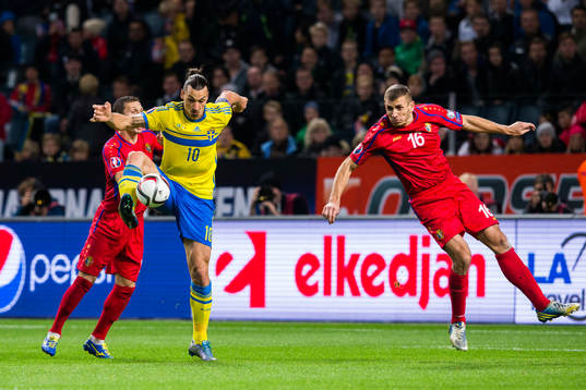 Sveriges Zlatan Ibrahimovic och Moldaviens Stefan Burghiu