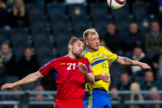 Moldaviens Maxim Potirniche i en nickduell med Sveriges
