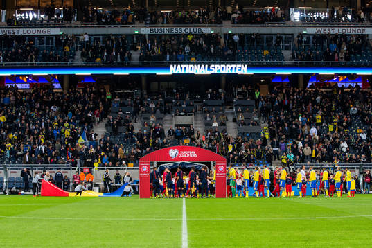 Sveriges och Moldaviens spelare hälsar på varandra innan