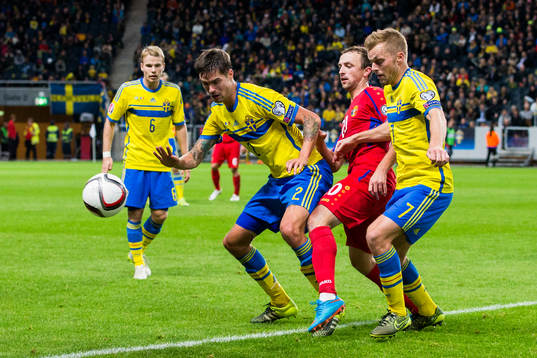 Sveriges Oscar Lewicki ser på när Sveriges Mikael Lustig