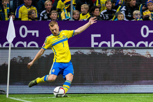 Sveriges Sebastian Larsson med en hörna