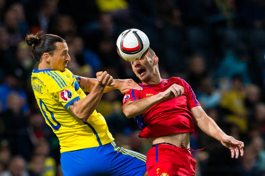Sveriges Zlatan Ibrahimovic i en nickduell med Moldaviens