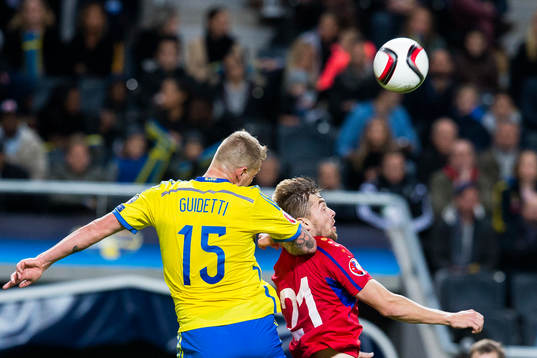 Sveriges John Guidetti i en nickduell med Moldaviens Maxim