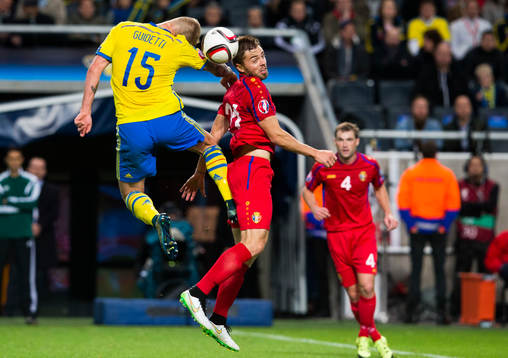 Sveriges John Guidetti i en nickduell med Moldaviens Maxim