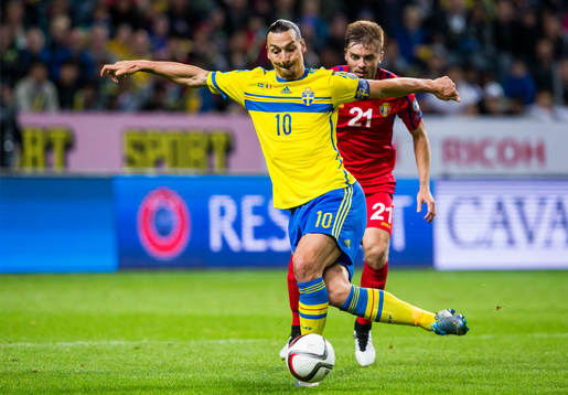 Sveriges Zlatan Ibrahimovic och Moldaviens Maxim Potirniche