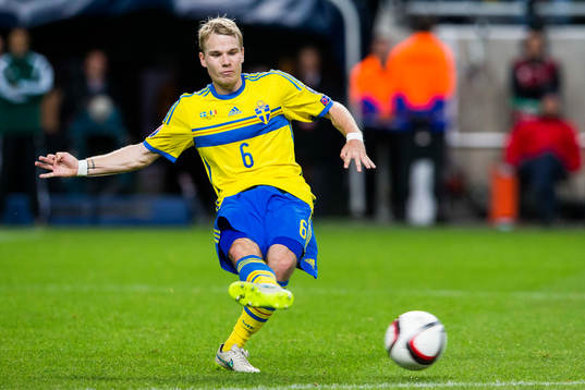 Sveriges Oscar Lewicki med bollen nunder fotbollsmatchen i