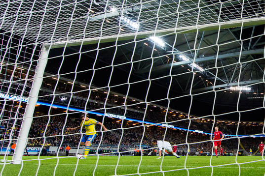 Sveriges Zlatan Ibrahimovic gör 1-0 bakom Moldaviens