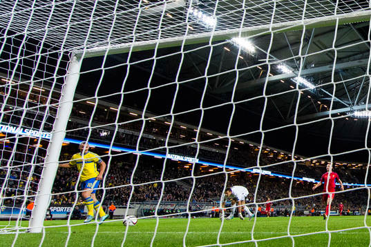 Sveriges Zlatan Ibrahimovic gör 1-0 bakom Moldaviens