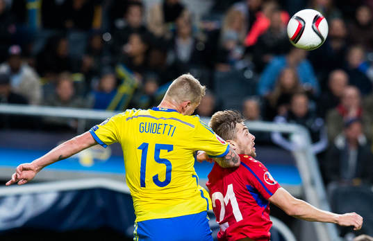 Sveriges John Guidetti i en nickduell med Moldaviens Maxim