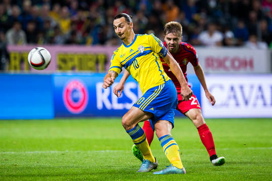 Sveriges Zlatan Ibrahimovic och Moldaviens Maxim Potirniche