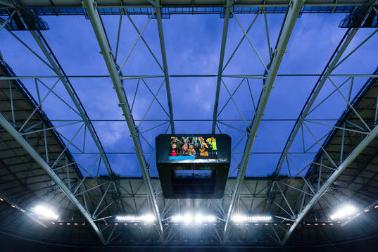 Storbildskärmen på Friends Arena innan fotbollsmatchen i