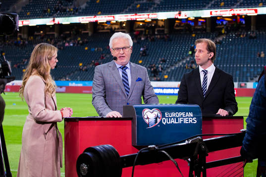 s Karin Frick, Hans Backe och Simon Bank innan