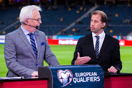 s Hans Backe och Simon Bank innan fotbollsmatchen i