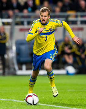 Sveriges Mikael Antonsson med bollen
