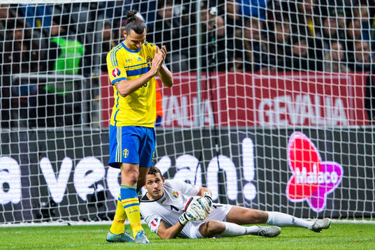 Sveriges Zlatan Ibrahimovic och Moldaviens målvakt Ilie