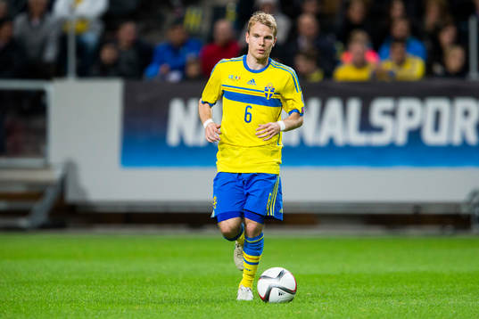 Sveriges Oscar Lewicki med bollen