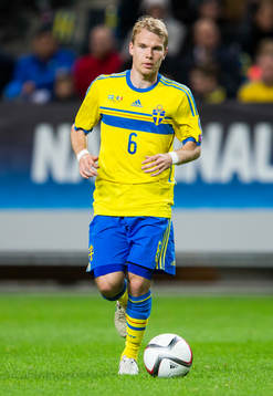 Sveriges Oscar Lewicki med bollen