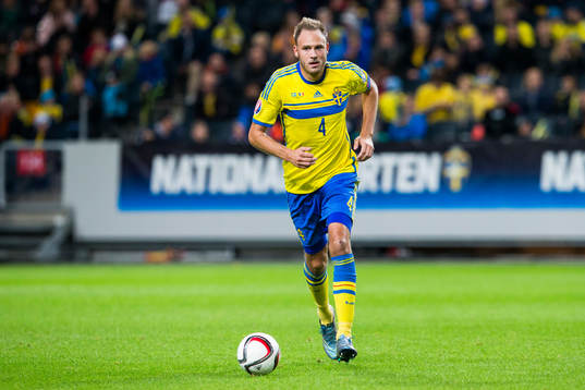 Sveriges Andreas Granqvist med bollen