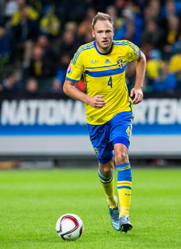 Sveriges Andreas Granqvist med bollen