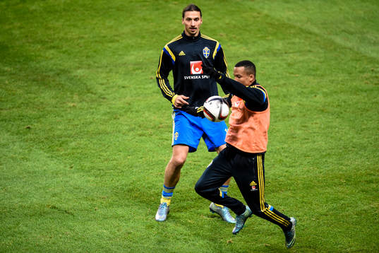 Sveriges Zlatan Ibrahimovic och Martin Olsson värmer upp