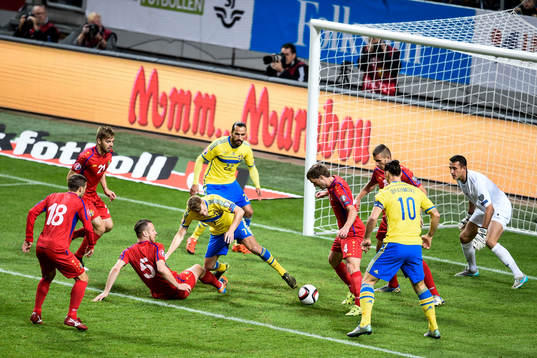 Sveriges Sebastian Larsson (m) petar fram bollen till
