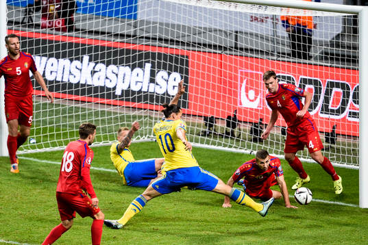 Sveriges Zlatan Ibrahimovic med farlig målchans mot