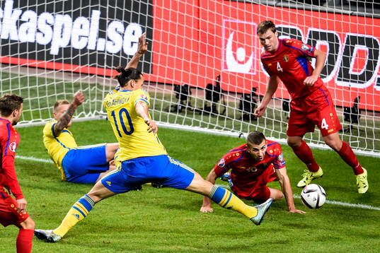 Sveriges Zlatan Ibrahimovic med farlig målchans mot