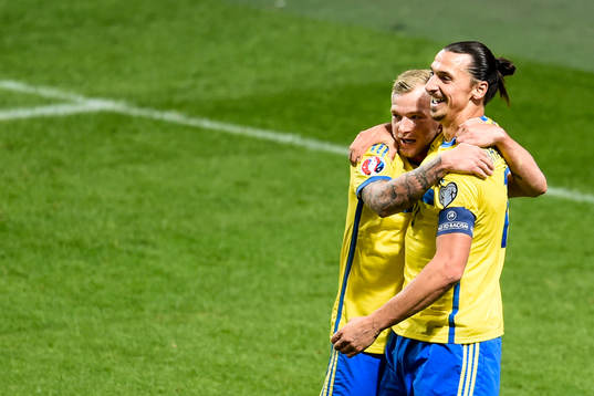Sveriges John Guidetti och Zlatan Ibrahimovic jublar