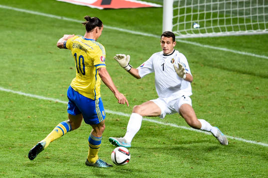 Sveriges Zlatan Ibrahimovic rundar Moldaviens målvakt Ilie