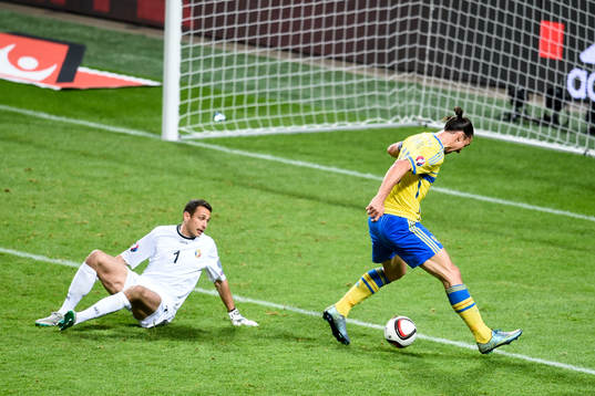 Sveriges Zlatan Ibrahimovic rundar Moldaviens målvakt Ilie