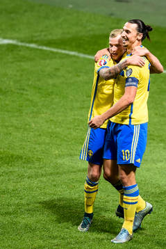 Sveriges Zlatan Ibrahimovic jublar