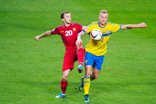 Moldaviens Alexandru Vremea och Sveriges John Guidetti