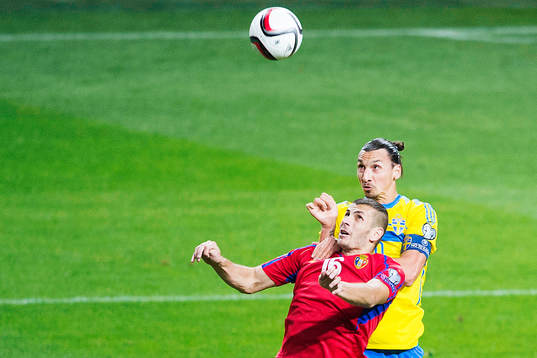 Moldaviens Stefan Burghiu och Sveriges Zlatan Ibrahimovic