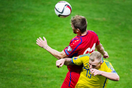 Sveriges John Guidetti i en nickduell mot Moldaviens Maxim
