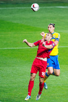 Moldaviens Stefan Burghiu och Sveriges Zlatan Ibrahimovic