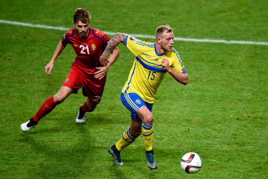 Moldaviens Maxim Potirniche och Sveriges John Guidetti