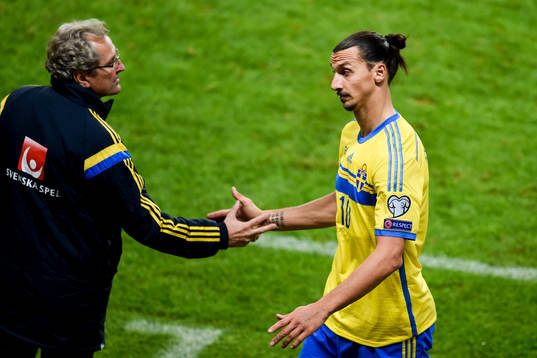 Sveriges Zlatan Ibrahimovic byts ut och tar här i hand med