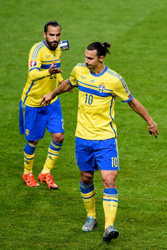 Sveriges Zlatan Ibrahimovic kastar över kaptensbindeln