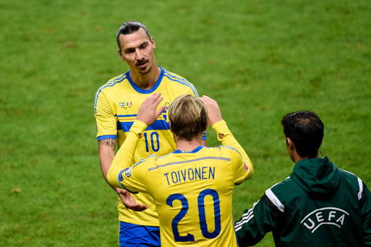 Sveriges Zlatan Ibrahimovic byts ut och in kommer Ola