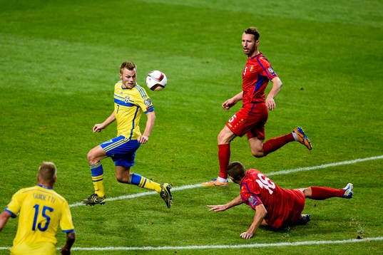 Sveriges Sebastian Larsson mot Moldaviens Stefan Burghiu