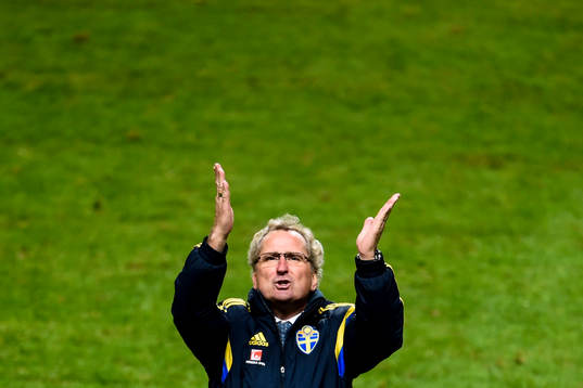 Sveriges förbundskapten Erik Hamrén ger slängkyssar till