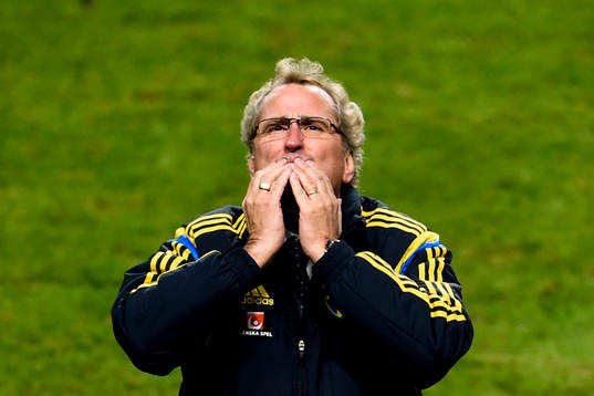 Sveriges förbundskapten Erik Hamrén ger slängkyssar till