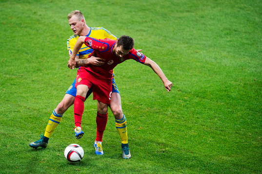 Sveriges John Guidetti och Moldaviens Vitalie Bordian