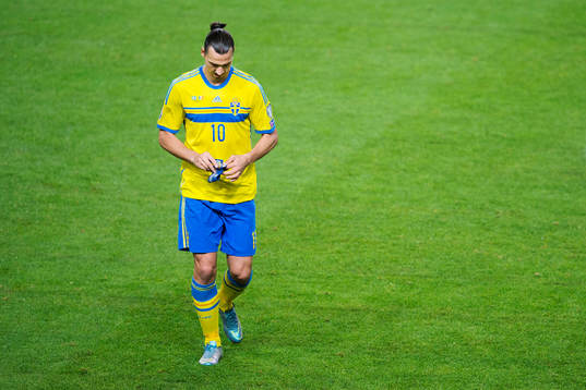 Sveriges Zlatan Ibrahimovic byts ut