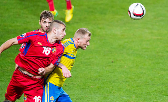 Moldaviens Stefan Burghiu i en luftduell mot Sveriges John