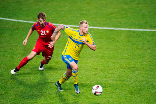 Sveriges John Guidetti och Moldaviens Maxim Potirniche